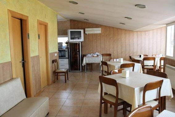 Hostal Valle Del Iregua Albelda De Iregua Exteriör bild
