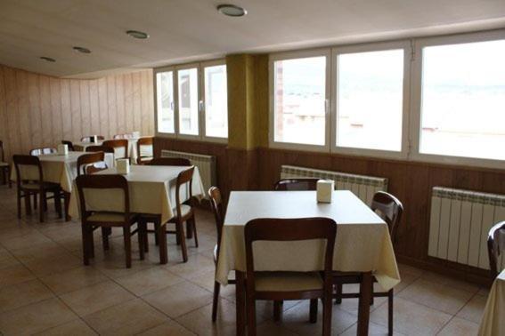 Hostal Valle Del Iregua Albelda De Iregua Exteriör bild